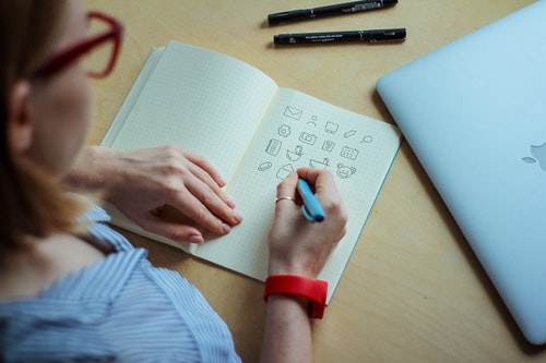 イラストを描く女性