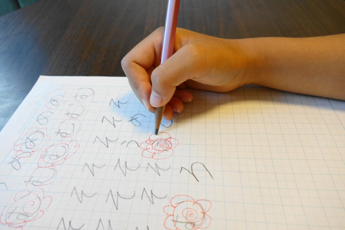 ひらがなを書く小学生