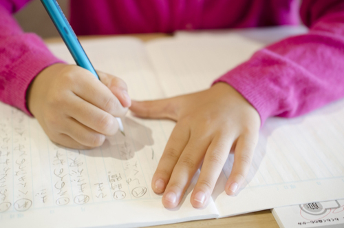 国語の書き取りをする女の子